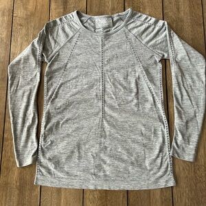 Athleta XS Extra Small Foothill Seamless Laser Cut Long Sleeve Athletic Shirt